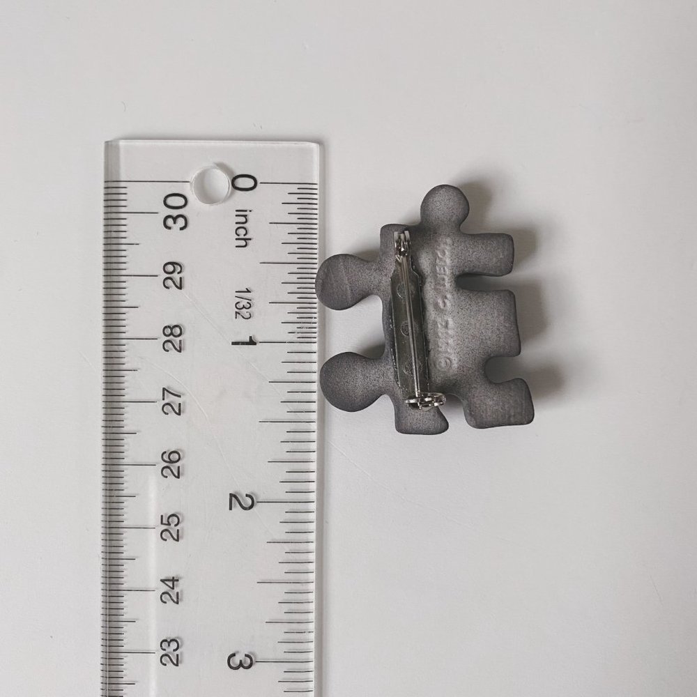 Vintage 1993 Ceramic White and Grey Enamel Interlocking Puzzle Piece Brooch - Picture 7 of 7